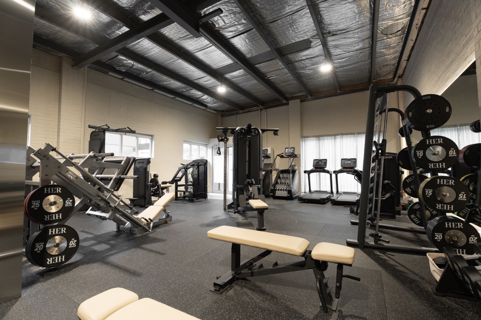 Open training area with benches, machines and treadmills